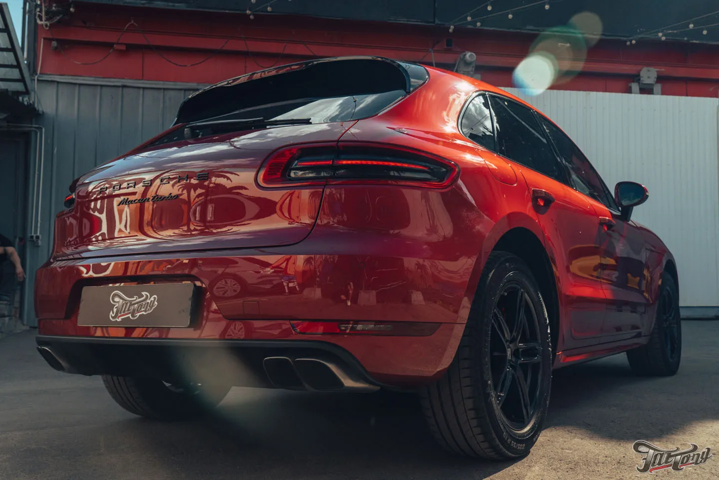 Оклейка Porsche Macan полиуретаном, антихром, окрас дисков, шиномонтаж на стендах Hunter и детейлинг